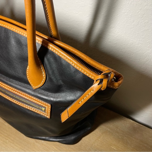 Dooney and Bourke Classic Black and Leather Handbag - Picture 4 of 8